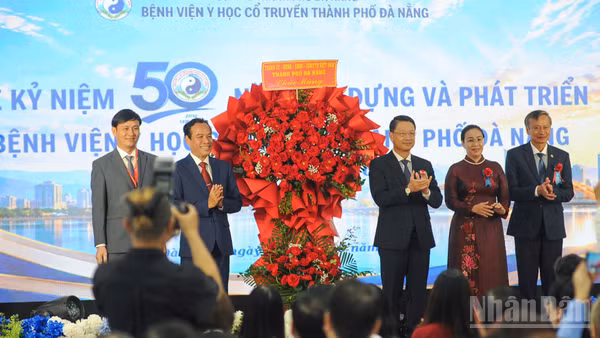 Lãnh đạo thành phố Đà Nẵng tặng hoa chúc mừng Bệnh viện nhân kỷ niệm 50 năm. (Ảnh: CÔNG VINH)