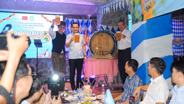 Các đại biểu thực hiện nghi thức khai mạc. (Ảnh: CÔNG VINH)