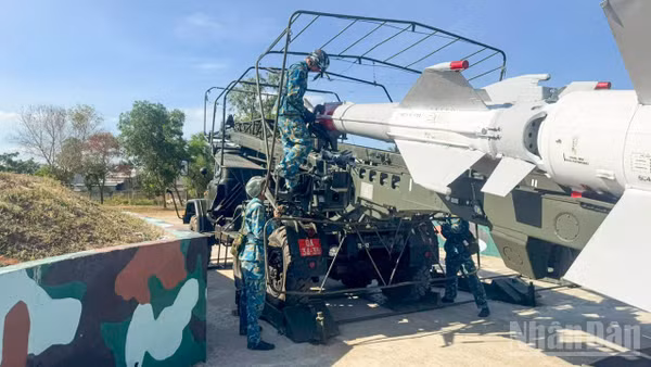 Kíp chiến đấu tiến hành nạp đạn tên lửa lên bệ phóng. (Ảnh: VĂN Ý)