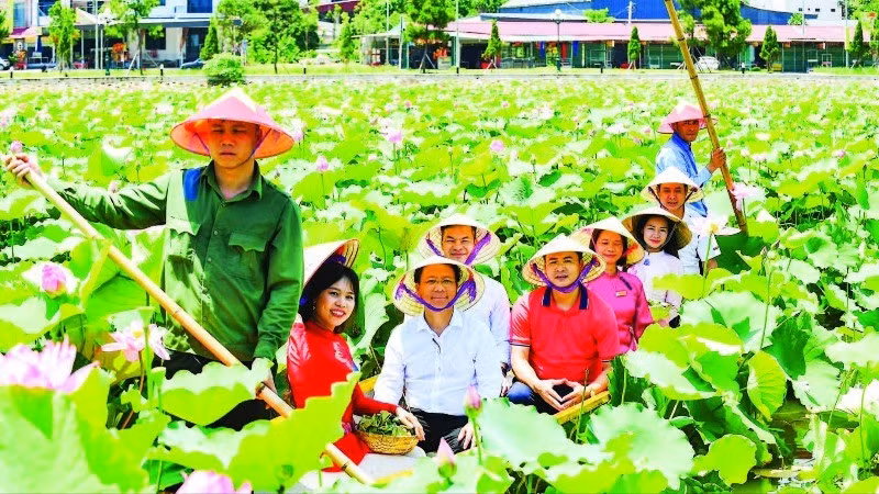 Đại diện các doanh nghiệp thuộc Câu lạc bộ Lữ hành UNESCO Hà Nội khảo sát tour du lịch mới tại Hải Dương.
