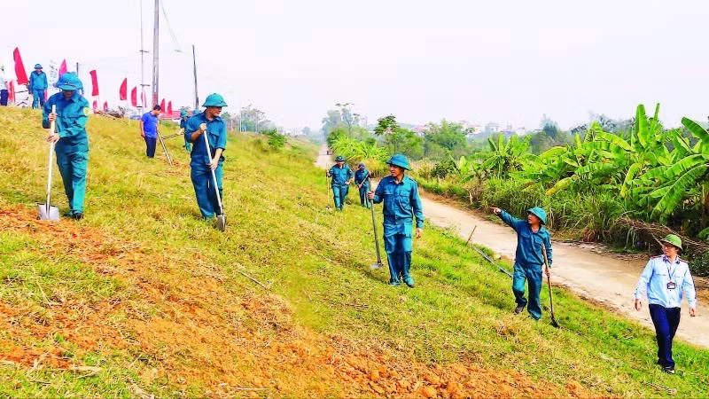 Văn phòng Ban Chỉ huy Phòng, chống thiên tai và Tìm kiếm cứu nạn thành phố Hà Nội phối hợp huyện Ba Vì diễn tập bảo vệ đê điều. (Ảnh KIM NHUỆ)
