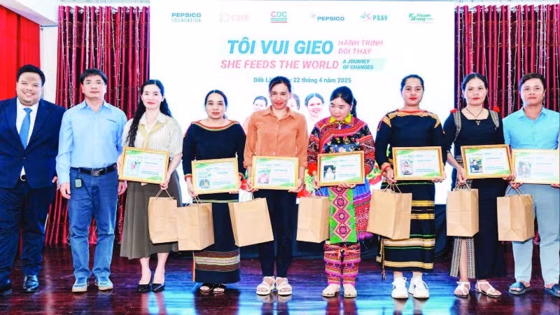 Dự án She Feeds the World vinh danh những phụ nữ ở tỉnh Đắk Lắk đã có nhiều đóng góp tích cực cho sự phát triển cộng đồng.