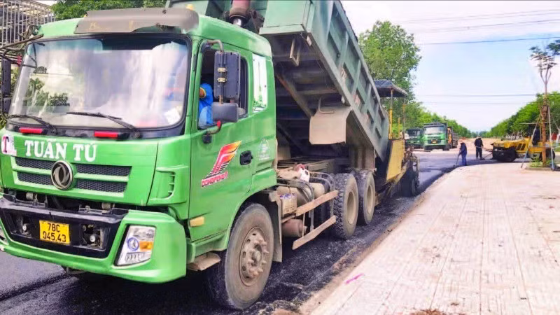 Thuận lợi trong giải phóng mặt bằng tạo điều kiện cho đơn vị thi công đẩy nhanh tiến độ làm đường ở thị trấn Phú Túc trước mùa mưa.