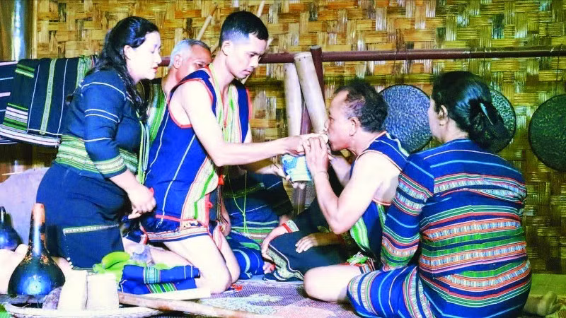 Nghi thức trong lễ báo hiếu của dân tộc Mnông ở huyện Đam Rông, tỉnh Lâm Đồng.