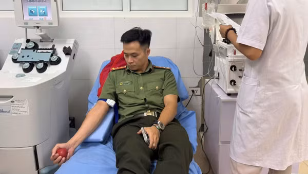 Đại úy Nguyễn Mạnh Cường tham gia hỗ trợ hiến máu. (Ảnh: Công an tỉnh Thanh Hóa)
