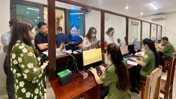 Tiếp nhận hồ sơ cấp định danh điện tử cho người nước ngoài. (Ảnh: Công an tỉnh Thanh Hóa)