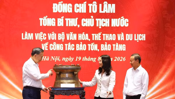 Bộ trưởng Văn hóa, Thể thao và Du lịch Lâm Thị Phương Thanh thay mặt Bộ Văn hóa, Thể thao và Du lịch trao tặng Tổng Bí thư, Chủ tịch nước Tô Lâm bản phục dựng Trống đồng Đông Sơn. (Ảnh: Bộ Văn hóa, Thể thao và Du lịch cung cấp)