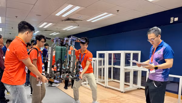 Đội tuyển Việt Nam chuẩn bị cho phần thi của mình. (Ảnh: Đài Truyền hình Việt Nam cung cấp)