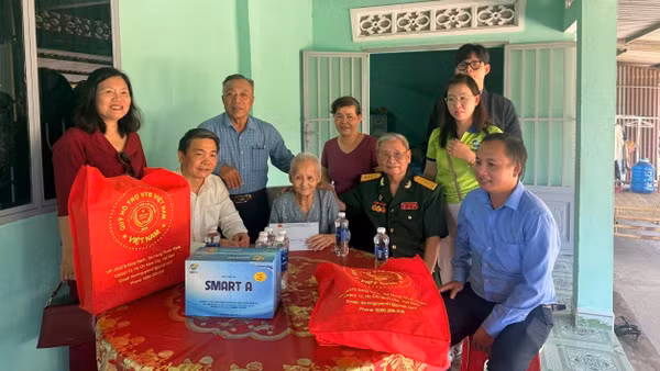 Công ty Trách nhiệm hữu hạn Ứng dụng Khoa học Công nghệ Quốc tế - Smart A phối hợp Công ty Cổ phần Tổ hợp Thương binh VTB Việt Nam thăm và tặng quà Mẹ Việt Nam Anh hùng Lê Thị Phiền.