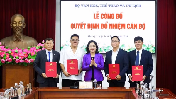 Thứ trưởng Bộ Văn hóa, Thể thao và Du lịch Trịnh Thị Thủy trao quyết định bổ nhiệm 4 tân Phó Hiệu trưởng. (Ảnh: Bộ Văn hóa, Thể thao và Du lịch)