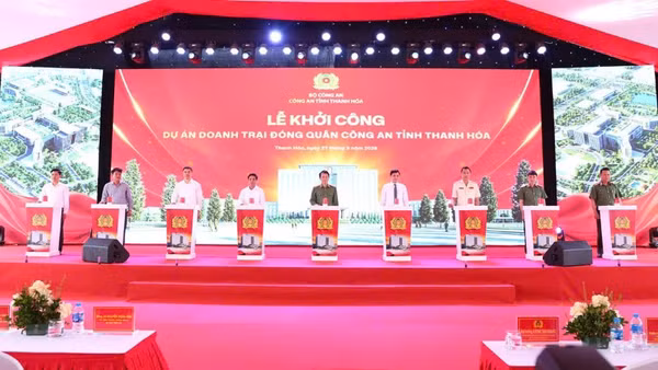 Nghi thức bấm nút khởi công dự án doanh trại đóng quân Công an tỉnh Thanh Hóa.