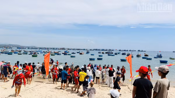 Người dân và du khách theo dõi, cổ vũ các đội thi tại Châu Thuận.