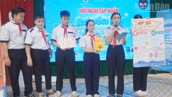 Học sinh thuyết trình về dự án tại Chương trình “Robotics Day”. (Ảnh: THANH TÂM)