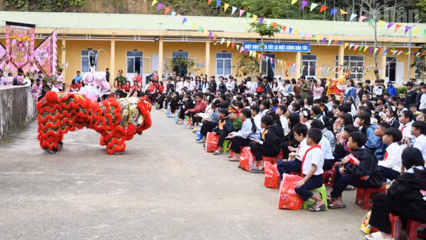 Học sinh vùng cao xã Hùng Sơn xem múa lân. (Ảnh: Ban Thanh niên Công an)