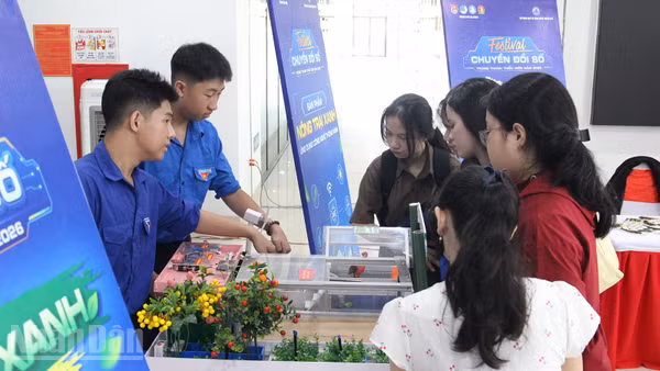 Đoàn viên, thanh niên tham quan các mô hình tại Triển lãm “Sản phẩm chuyển đổi số trong đoàn viên thanh niên năm 2026”. (Ảnh: THANH TÂM)
