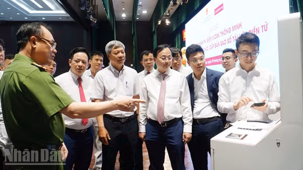 Đại biểu trải nghiệm Kiosk thông minh.