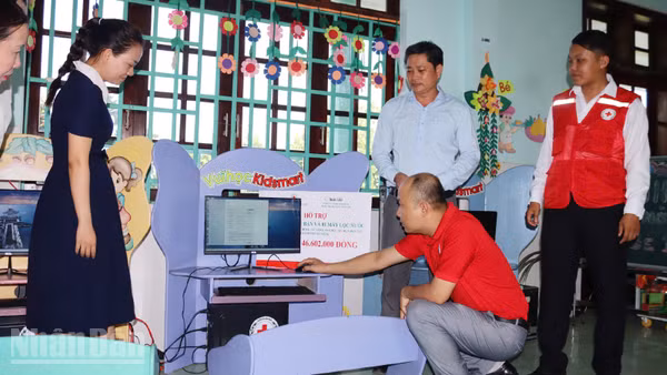 Bàn giao máy tính cho trường học. (Ảnh: THANH TÂM).