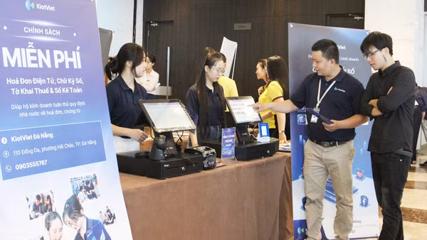 Đại biểu tham quan các giải pháp ứng dụng thương mại điện tử và thanh toán số. (Ảnh: THANH TÂM)