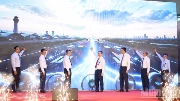 Đại biểu thực hiện nghi thức công bố triển khai Dự án. (Ảnh: THANH TÂM).