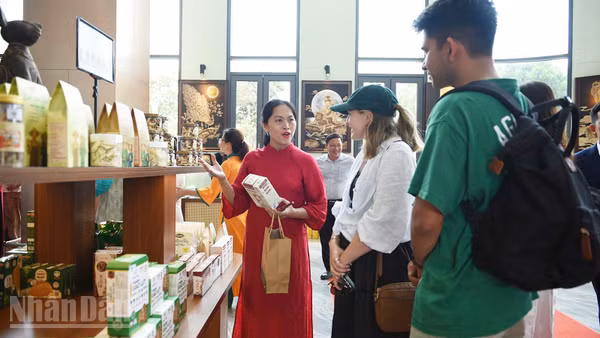 Du khách tìm hiểu sản phẩm “Tinh hoa Đà Nẵng” tại các điểm trưng bày. (Ảnh: THANH TÂM)