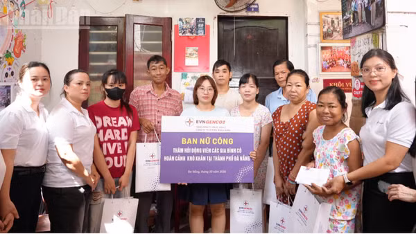 Trao quà cho những hộ gia đình khó khăn đang điều trị chạy thận nhân tạo. (Ảnh: THANH TÂM)