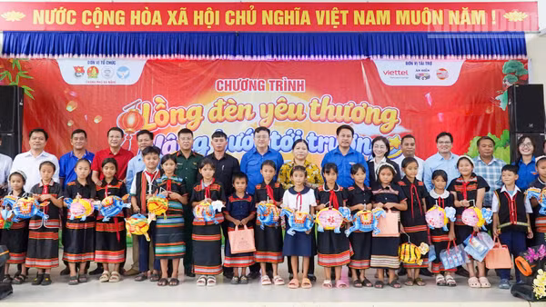 Trao quà Trung thu cho các em học sinh. (Ảnh: THÀNH ĐOÀN)