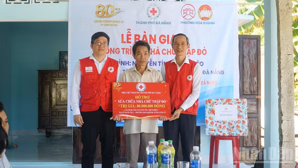Trao tặng kinh phí xây nhà cho gia đình ông Nguyễn Tín. (Ảnh: THANH TÂM)