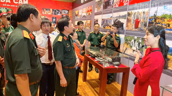 Đại biểu tham quan tại triển lãm. (Ảnh: THANH TÂM)