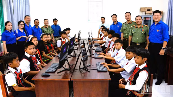 Trao tặng công trình thanh niên “Phòng máy tính cho em” với 10 bộ máy vi tính tại xã La Dêê. (Ảnh: THÀNH ĐOÀN)