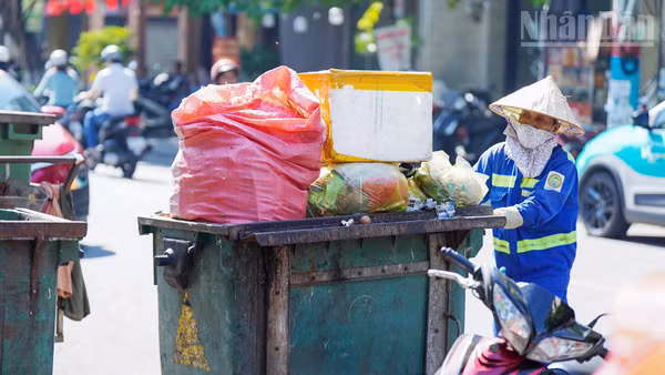 Nguồn cung lao động môi trường vẫn chưa đáp ứng được khối lượng công việc gia tăng. (Ảnh: THANH TÂM)
