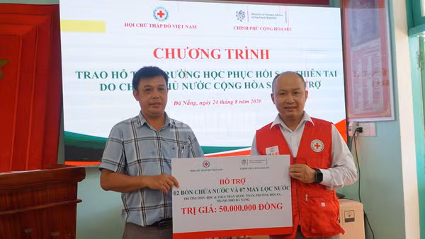 Hội Chữ thập đỏ thành phố Đà Nẵng trao hỗ trợ các trường học. (Ảnh: THANH TÂM).