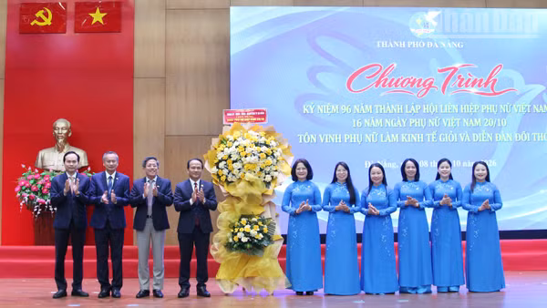 Lãnh đạo thành phố Đà Nẵng tặng hoa chúc mừng kỷ niệm 96 năm Ngày thành lập Hội Liên hiệp Phụ nữ Việt Nam. (Ảnh: THANH TÂM)