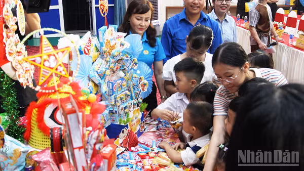 Thiếu nhi phá cỗ tại “Đêm hội Trăng rằm”. (Ảnh: THANH TÂM)