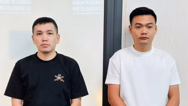 Võ Đại Trường Lâm (trái) và Lê Trọng Hải Anh (phải) tại cơ quan điều tra. (Ảnh: Công an tỉnh Thanh Hóa). 