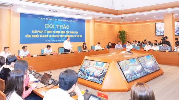 Hội thảo “Giải pháp tổ chức và hoạt động của Trung tâm công nghiệp văn hóa và khu phát triển thương mại và văn hóa” do Ủy ban nhân dân Thành phố Hà Nội tổ chức. (Ảnh: PV)