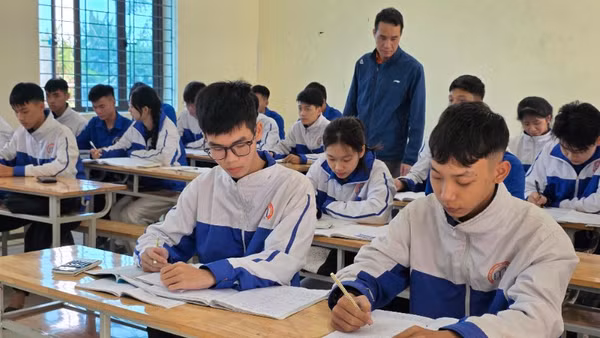 Thầy và trò tại Trường trung học phổ thông Đặng Thai Mai.