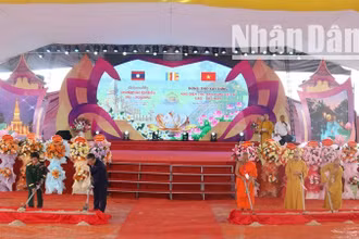 Các đại biểu thực hiện nghi thức động thổ khởi công xây dựng Khu Điện thờ các anh hùng liệt sĩ Việt Nam-Lào. Ảnh: Hải Tiến
