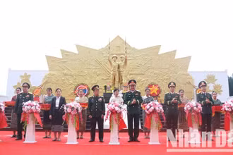 Các đại biểu cắt băng khánh thành và bàn giao dự án. (Ảnh: Hải Tiến)