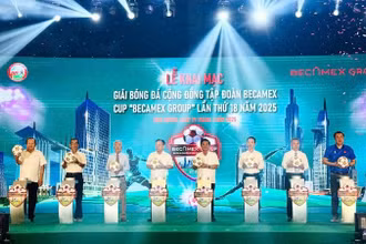 Các đại biểu thực hiện nghi thức khai mạc giải bóng đá.