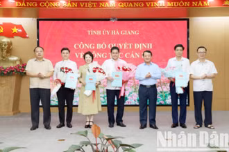 Các đồng chí lãnh đạo tỉnh Hà Giang trao quyết định, tặng hoa chúc mừng các đồng chí được phân công giữ chức danh Chủ tịch, Phó Chủ tịch Mặt trận Tổ quốc Việt Nam tỉnh Hà Giang.