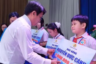 Đồng chí Bùi Thanh Nhân, Ủy viên Thường vụ Thành ủy, Phó Chủ tịch Ủy ban Mặt trận Tổ quốc Việt Nam Thành phố, Chủ tịch Liên đoàn Lao động Thành phố Hồ Chí Minh trao học bổng cho học sinh. 