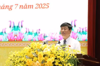 Đồng chí Võ Văn Minh, Phó Bí thư Thành ủy, Chủ tịch Hội đồng nhân dân Thành phố Hồ Chí Minh phát biểu khai mạc kỳ họp. 