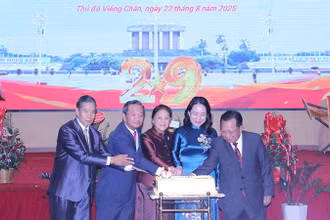 Các đại biểu cắt bánh mừng sinh nhật lần thứ 80 của nước Cộng hòa xã hội chủ nghĩa Việt Nam. (Ảnh: HẢI TIẾN)