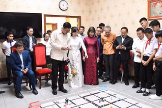 Các đại biểu xem trình diễn robotics tại hội thảo. (Ảnh: Cộng tác viên)