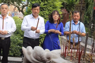 Chủ tịch Hội đồng nhân dân Thành phố Hồ Chí Minh Võ Văn Minh và đoàn công tác dâng hương tại Bia tưởng niệm Liệt sĩ suối Mạch Máng.