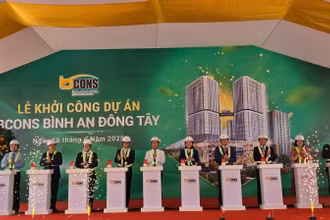 Các đại biểu thực hiện nghi thức khởi công dự án Bcons Bình An-Đông Tây. 