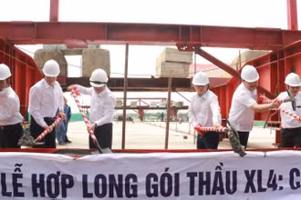 Các đại biểu thực hiện nghi thức hợp long cầu Bình Gởi.