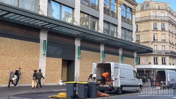 Trước thềm cuộc biểu tình ngày 24/10, nhiều cửa hiệu ở Paris phải gia cố mặt tiền và cũng là điều kiện bắt buộc để bảo đảm yêu cầu bồi thường nếu xảy ra thiệt hại do đập phá và cướp của. (Ảnh: KHẢI HOÀN)