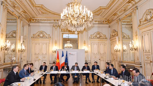 Thứ trưởng Xây dựng Bùi Xuân Dũng làm việc với Bộ trưởng Giao thông Pháp Philippe Tabarot về tăng cường hợp tác trong lĩnh vực đường sắt. (Ảnh: KHẢI HOÀN)