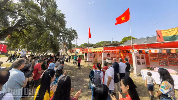 Đông đảo bạn bè Bồ Đào Nha và quốc tế có mặt từ sớm để dự Lễ Khai trương gian trưng bày Việt Nam ở Khu Quốc tế tại Hội báo Avante 2026.